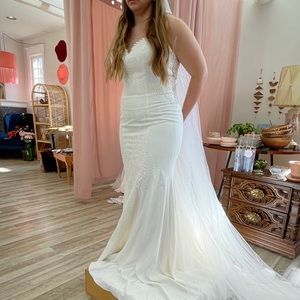 Beautiful white wedding dress!! Spaghetti strap embroidered front dress!